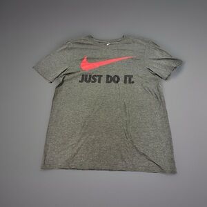 Nike Tee Athletic Cut Men's Gray T-Shirt Short Sleeve Size Medium.
